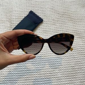 Le Specs Cat Eye Sunglasses with case - LIKE NEW